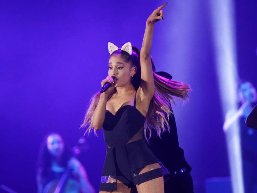 Ariana Grande explora sus fantasías bisexuales