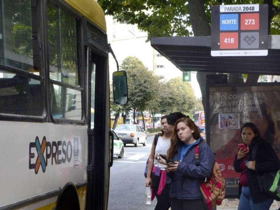 Desde hoy, aumenta el boleto de colectivos y de trenes