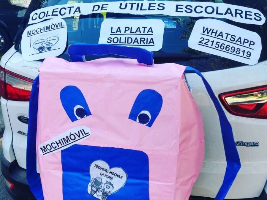 El ”mochimóvil” salió a la calle a recolectar útiles escolares en La Plata