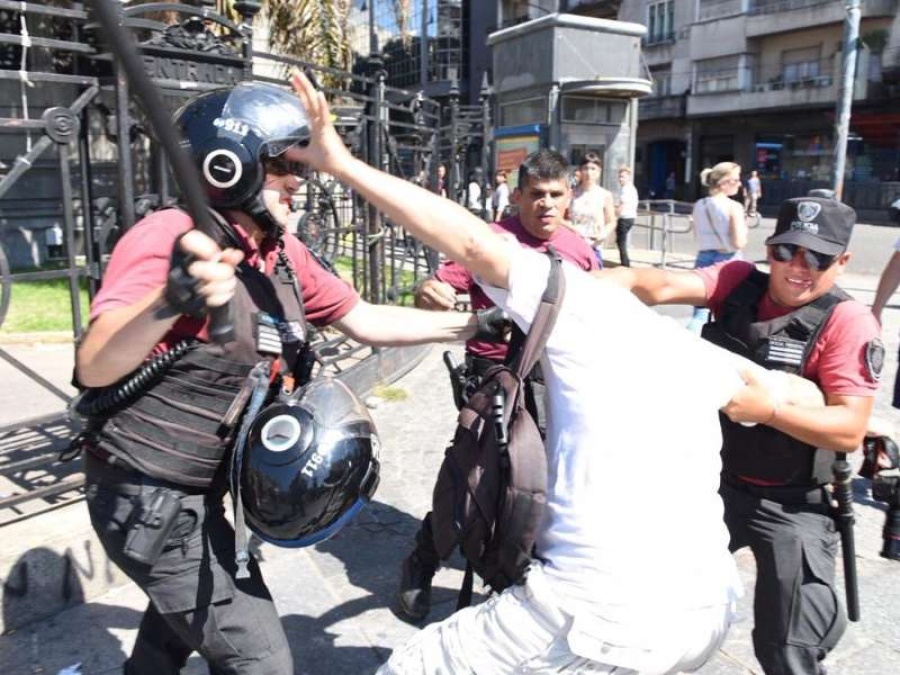 TERRIBLE: La Policía de la Ciudad de Buenos Aires reprimió a un fotógrafo en el ”Cuadernazo”