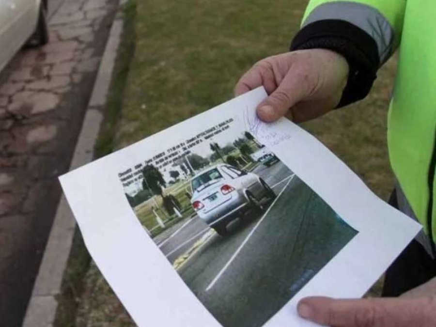 Alerta y enojo de los remiseros de La Plata por las costosas fotomultas