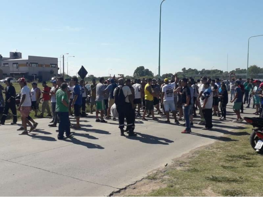 Importante acompañamiento al Pata Medina en su visita al cementerio de Ensenada