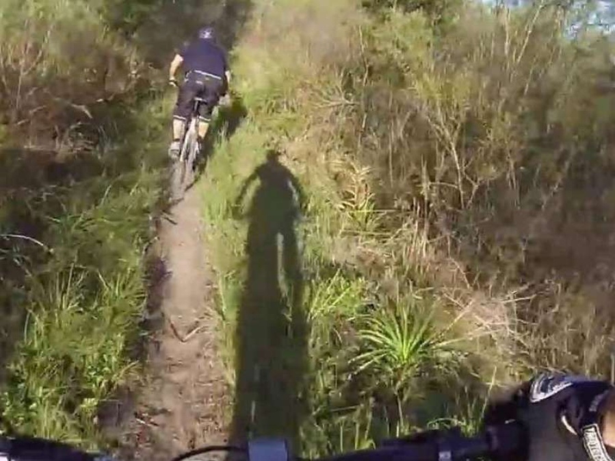 Murió un ciclista tras caer por una pendiente de cuatro metros