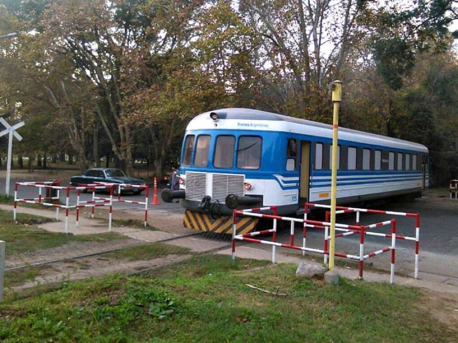 Ya compraron los postes y el alambrado para extender el Tren Universitario de La Plata