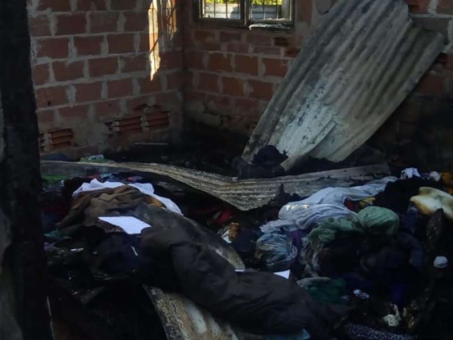 Las fotos del devastador incendio que sufrió una familia platense