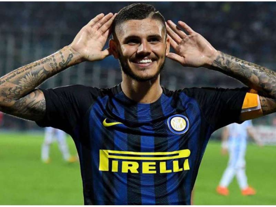 Mauro Icardi lleva a sus hijas en sus piernas