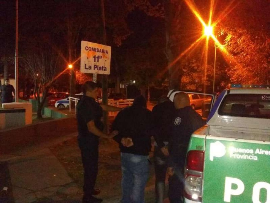 Atacaron un supermercado de Ringuelet y dispararon contra un empleado