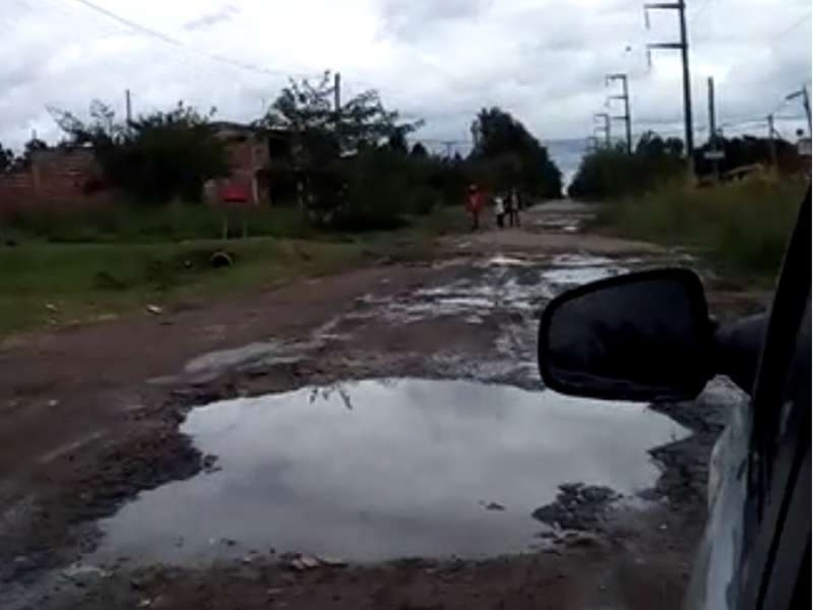 Por las calles destruidas, las madres llevan a ”upa” a los chicos en un barrio de La Plata