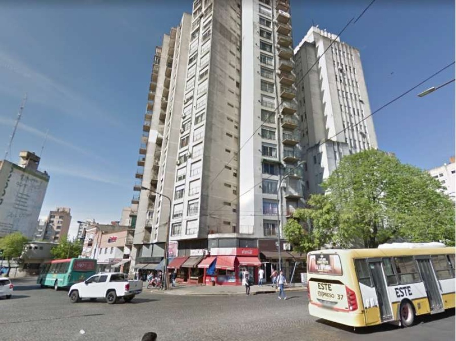 Drama en Plaza Italia: se inundó un sótano y el olor llega hasta el piso 17