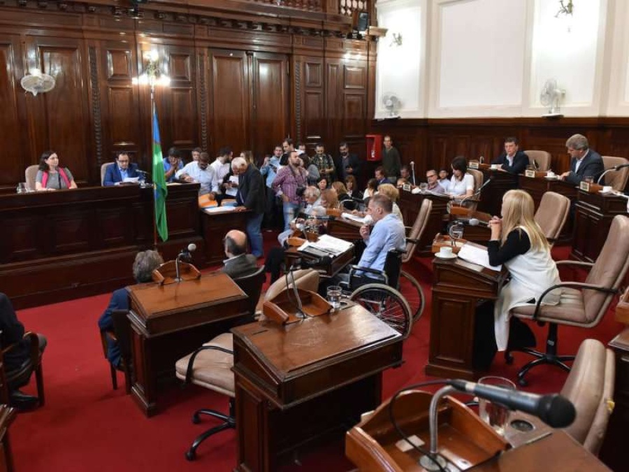 Todos los comercios de La Plata tendrán que exhibir la publicidad de la línea 144