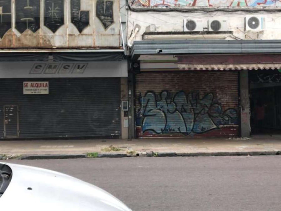 La crisis generó un cementerio de comercios cerrados en el centro de La Plata