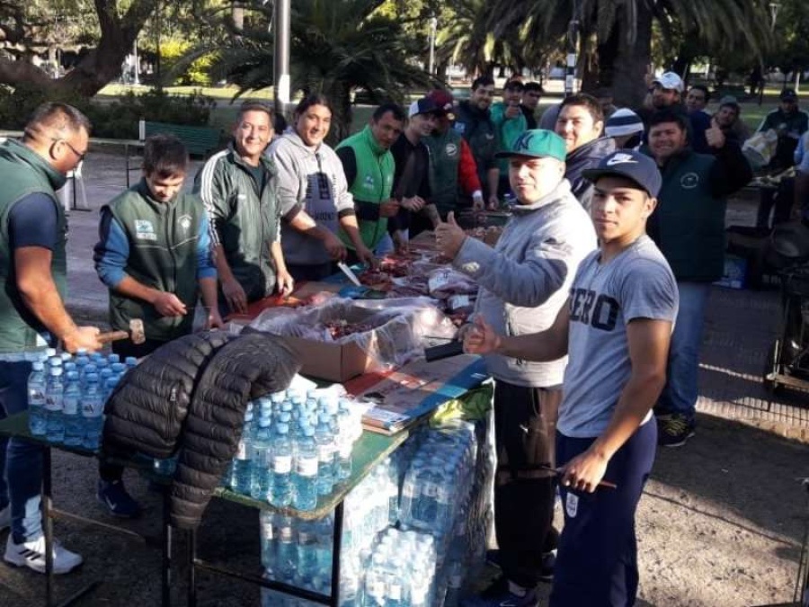 Organizaciones sociales realizan una olla popular en Plaza San Martín