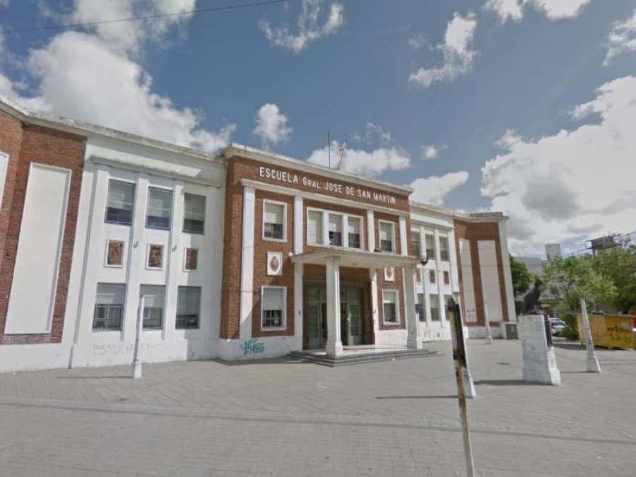 Preocupación en otra escuela platense que no tiene sillas y mesas