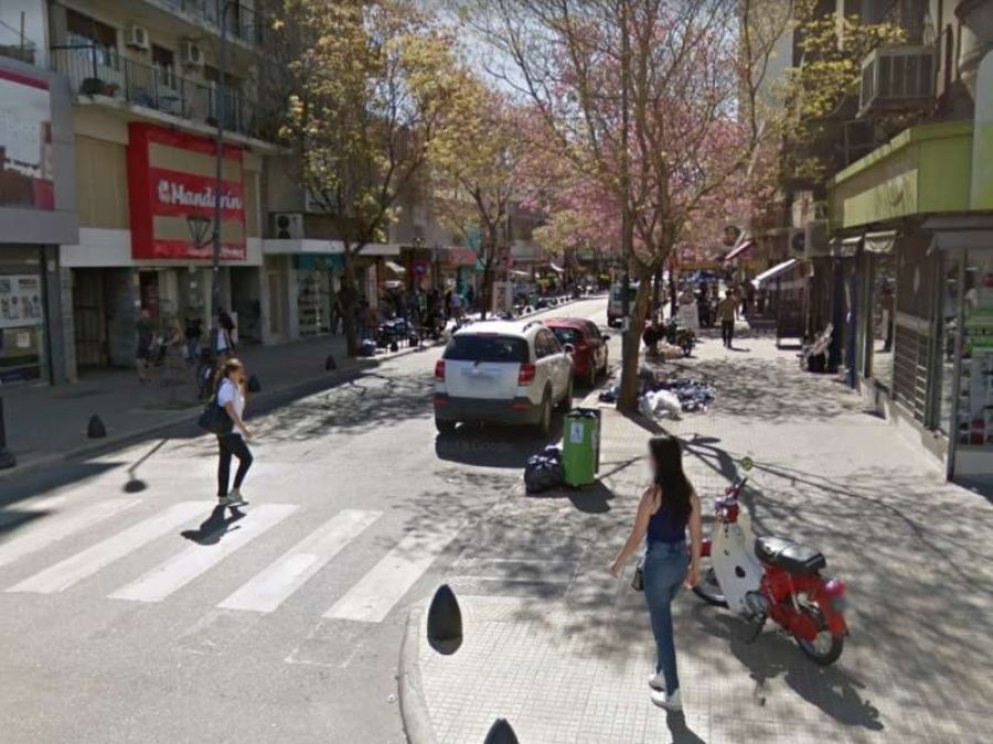 Calle 12: comerciantes ”golondrinas” tratan de gambetear la crisis y la expansión de los manteros