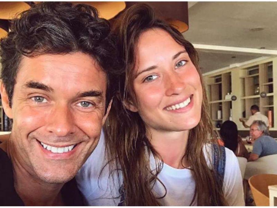 Polémica por la foto de la mujer de Mariano Martínez amamantando