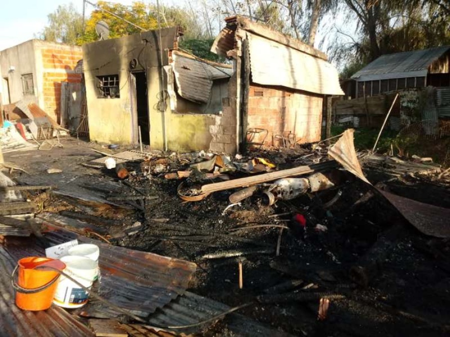 11 personas se quedaron sin nada por un terrible incendio en La Plata