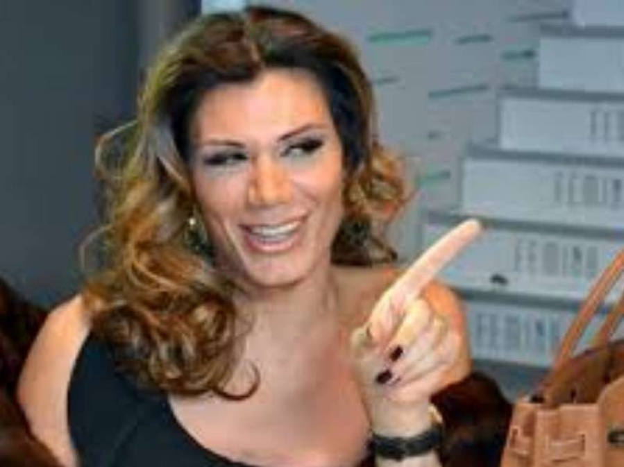 Escándalo: Flor de la V pagó con dinero falso