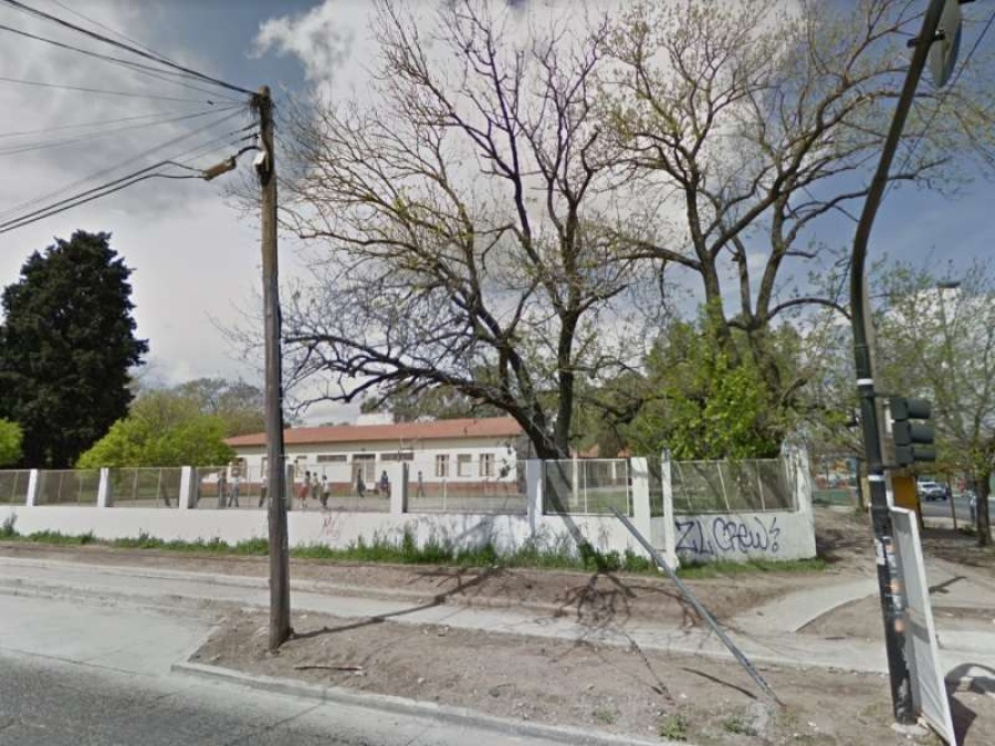 Insólito: en una escuela de La Plata les piden a los chicos que se escondan para no ser golpeados