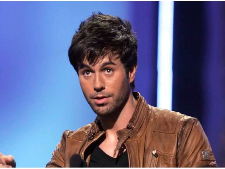 Enrique Iglesias reconocería a su ”medio hermano”
