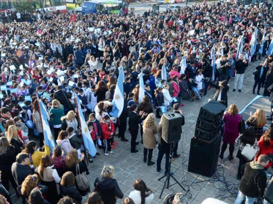 Silbaron al intendente Julio Garro en un acto del Día de la Bandera por llegar tarde
