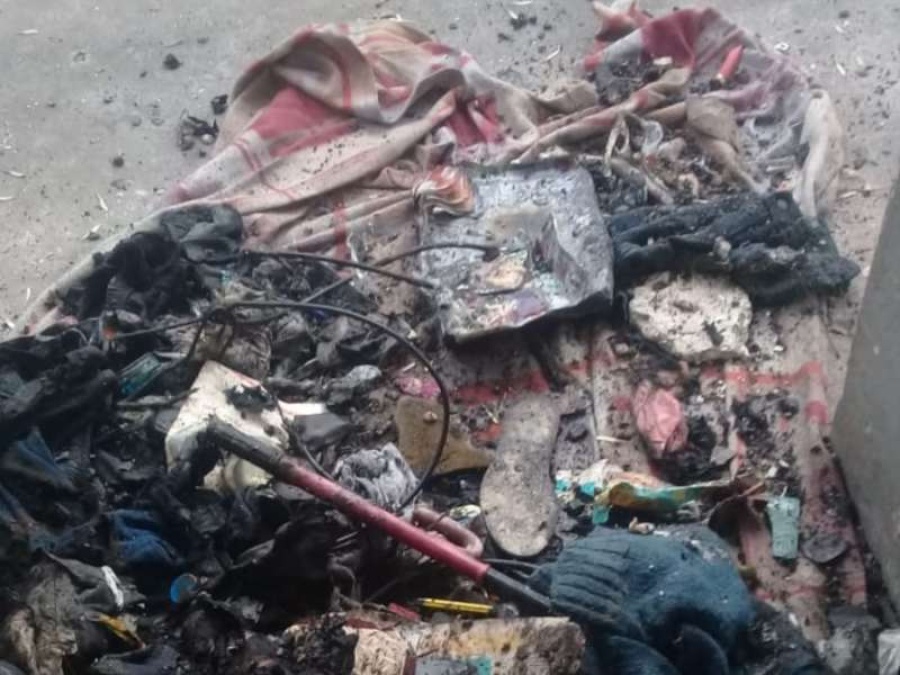 Le quemaron su casa de Berisso y ahora vive en un galpón con sus tres niños