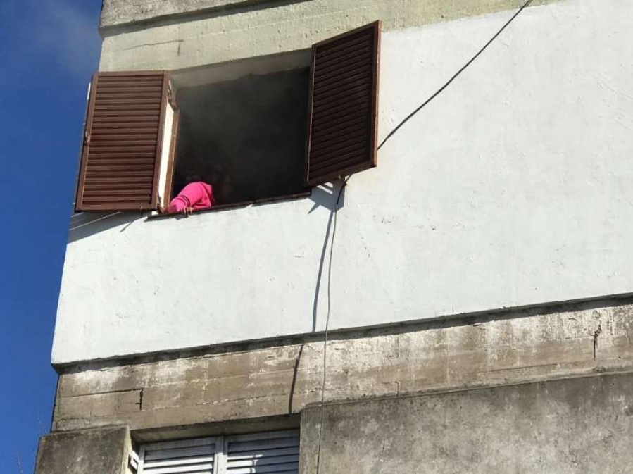 Bomberos rescataron a personas atrapadas por el fuego en Berisso