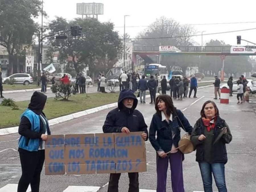 Cacerolazos y cortes en Centenario y Belgrano en contra de la falta de luz