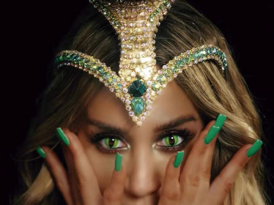 Jimena Barón lanzó su línea de bikinis con el logo de ”La cobra”