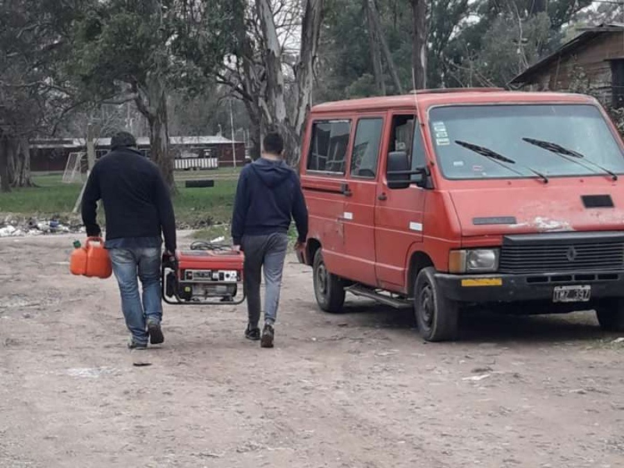 Dos ”héroes” recorren City Bell con su grupo electrógeno y llenan los tanques de agua
