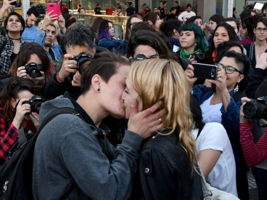 Condenaron a un año a la chica que fue detenida mientras se besaba con su esposa