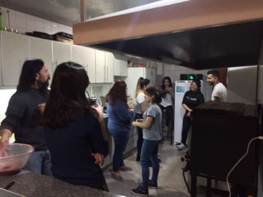 Jóvenes recorren La Plata con pucheros y guisos para las personas en situación de calle