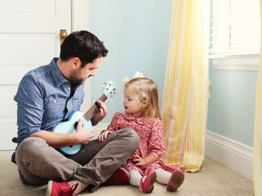 Los padres que tienen hijas mujeres gastan 30 % más que los que tienen un varón
