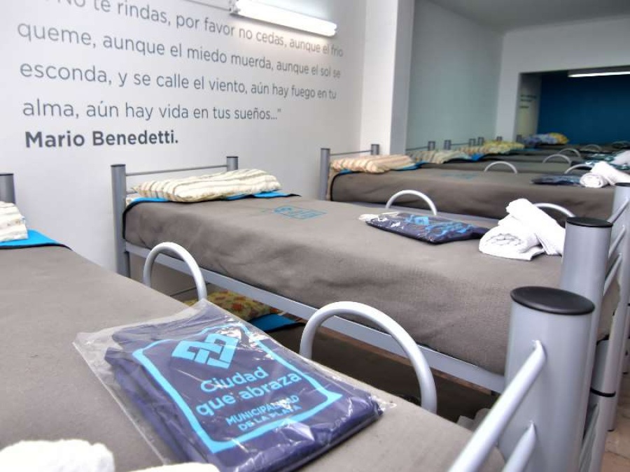 Cuatro camionetas del municipio recorren La Plata para asistir a las personas en situación de calle