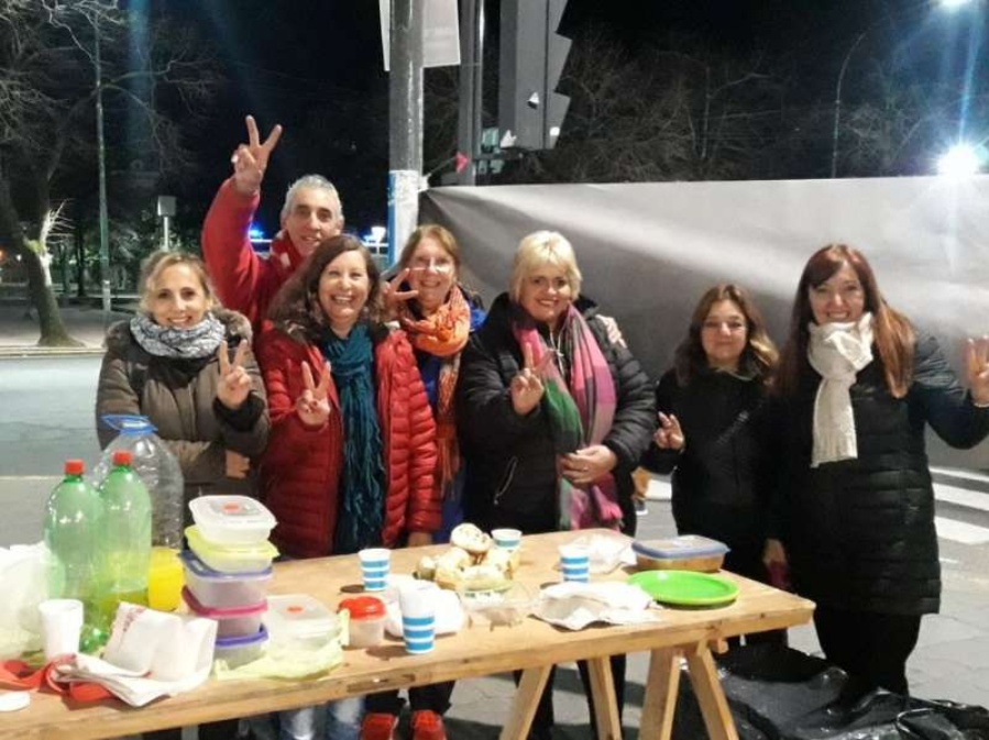 Mujeres desafiaron al frío y entregaron 50 porciones de comida en 7 y 51