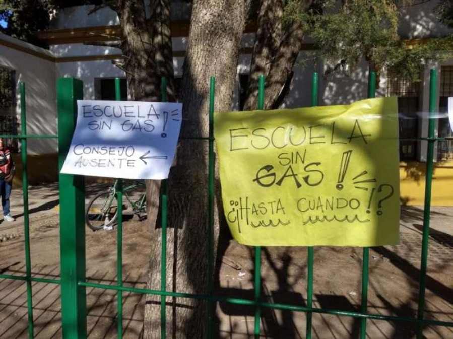 Padres de City Bell lanzaron ”frazadazos simbólicos” por la falta de gas en la escuela