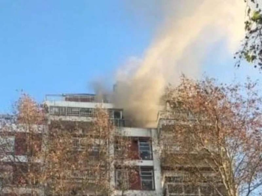 Se incendió un edificio y una unidad del SAME chocó antes de llegar al lugar