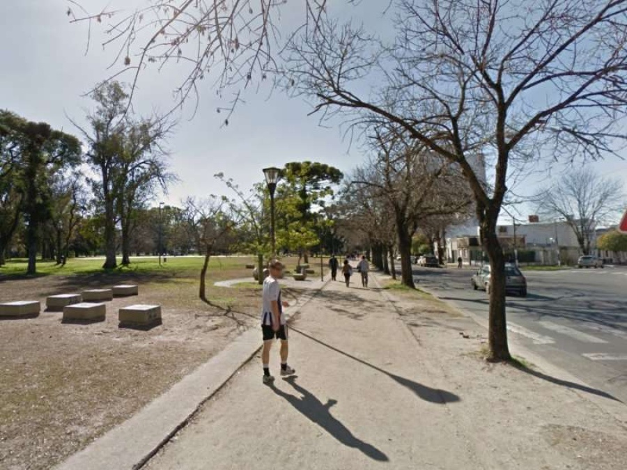 Siete plazas y parques de La Plata tendrán juegos donde se podrá cargar el celular