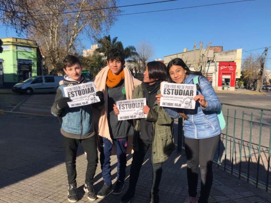 Por el ”frío insoportable” en escuelas, se suman más ”frazadazos” en La Plata