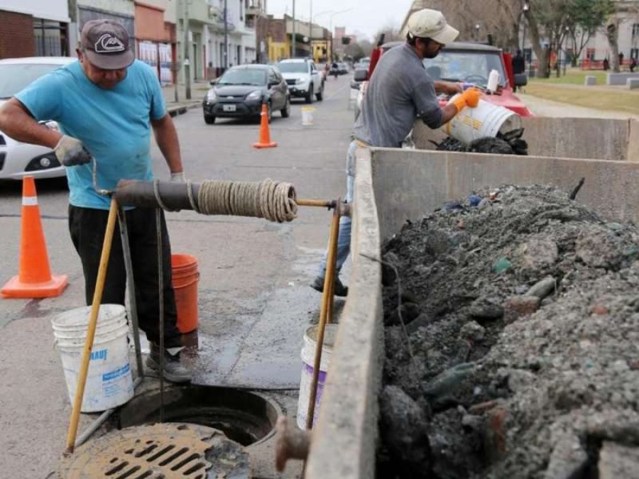 Comenzó la limpieza del conducto de avenida 25 para evitar los anegamientos