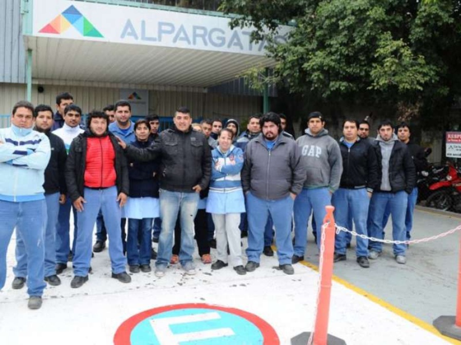 Otra empresa en crisis: la brasileña Alpargatas abandona el negocio textil en la Argentina