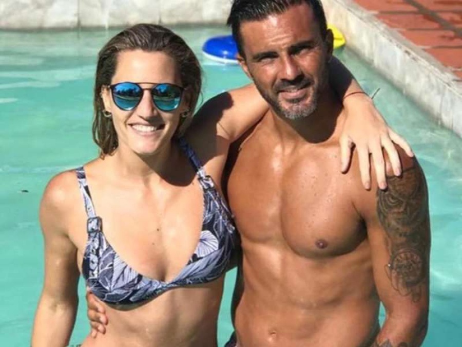 Mica Viciconte posó encima de Cubero... ¡en la playa!