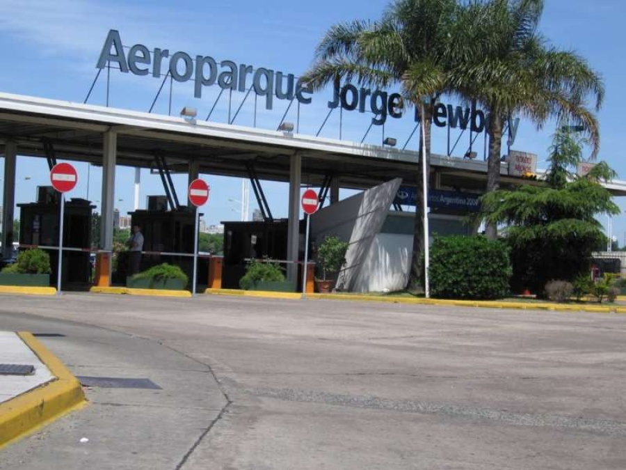 Los pilotos de Austral anunciaron que suspendieron los reclamos en los vuelos y convocaron a una movilización