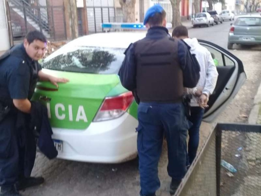 Discutió con su pareja en el centro platense y trató de deshacerse del arma cuando llegó la policía