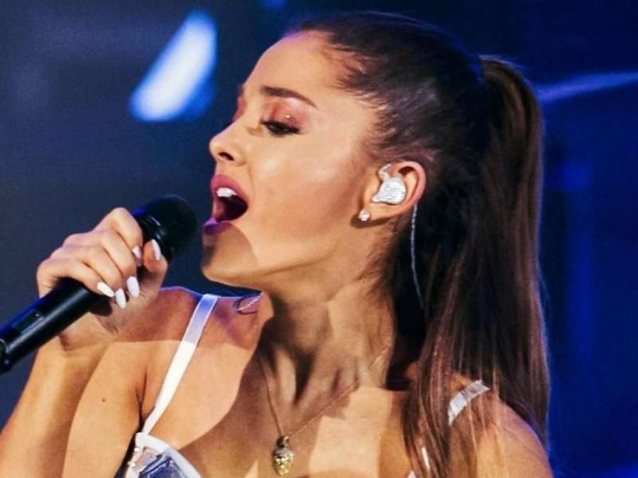 Ariana Grande presentó ”Boyfriend”
