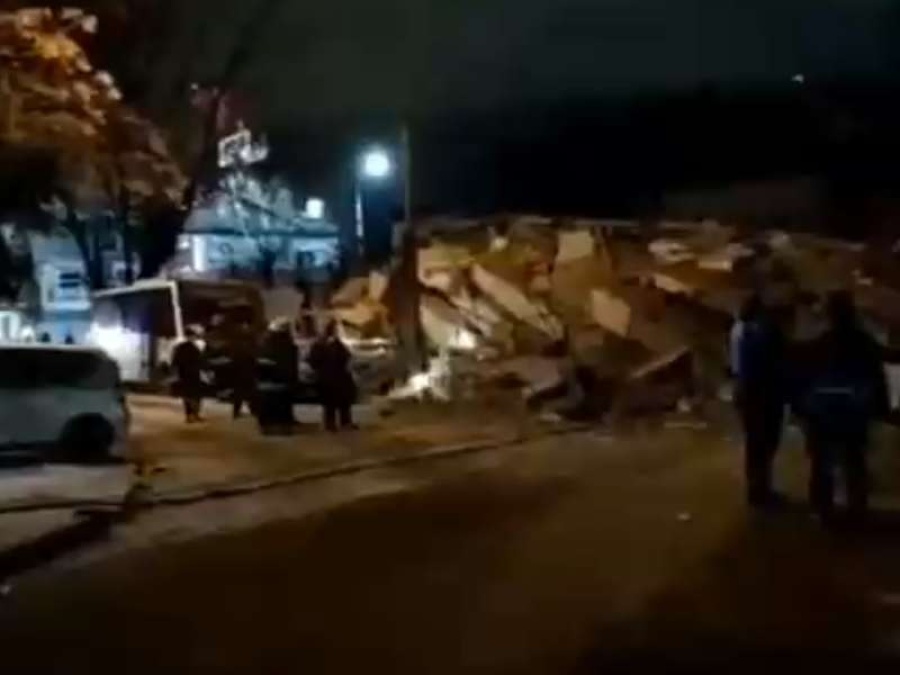 Se derrumbó un edificio de ocho pisos sobre la colectora de la General Paz