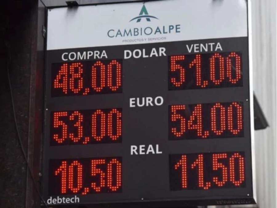  Tras haber superado en la jornada de hoy los 60 pesos, el dólar cotiza a $ 57,30