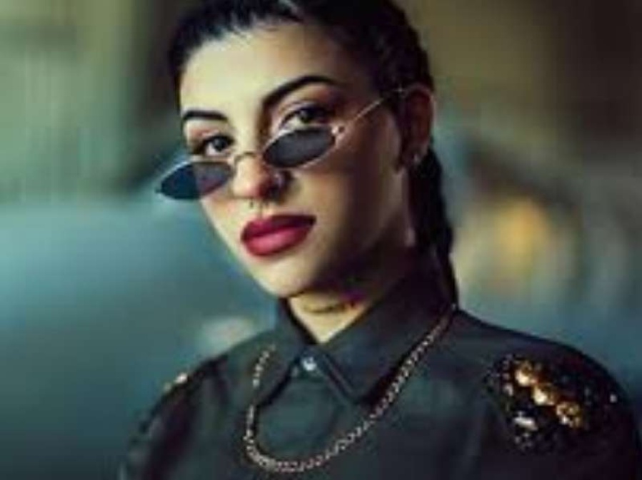 Cazzu nos presenta ”Mucha data”