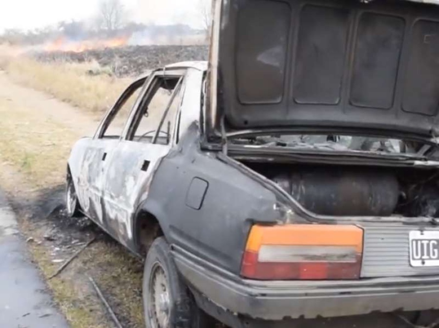 Vecino de Villa Garibaldi probaba el auto, se prendió el fuego y llegó hasta los pastizales
