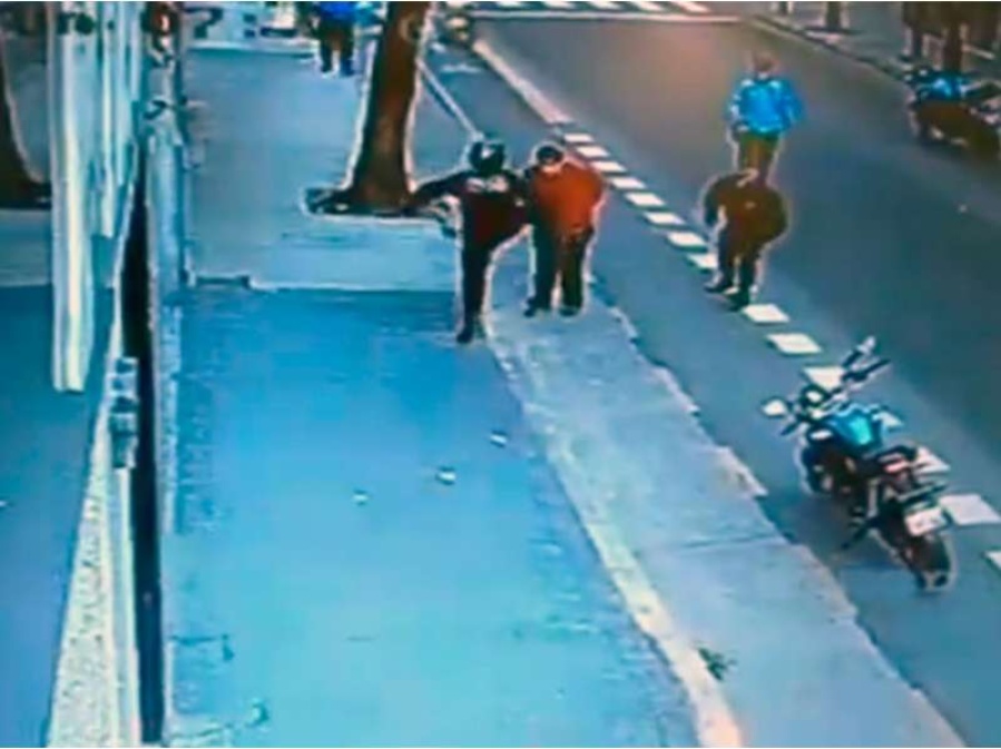 Entorpecía el tránsito, un policía le pegó una patada en el pecho y el hombre murió