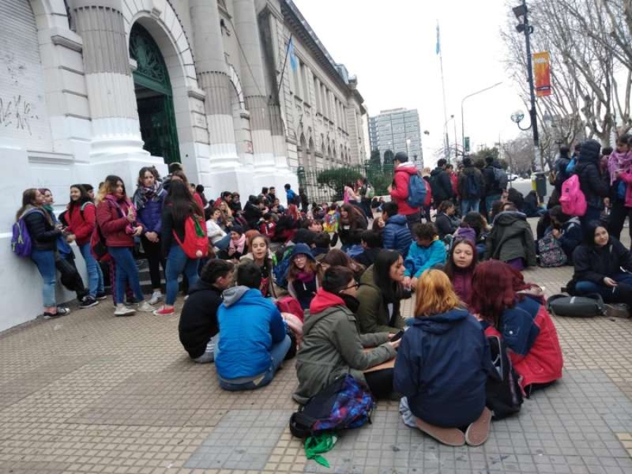 Alumnos del Normal 1 contaron que tapan las ventanas rotas con cartones por el frío